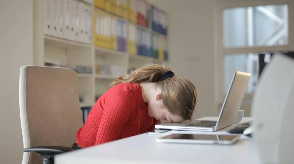 اضطرابات النوم مثل فرط النوم أو الأرق تعتبر من الأعراض الشائعة للاكتئاب الشديد (بيكسلز)