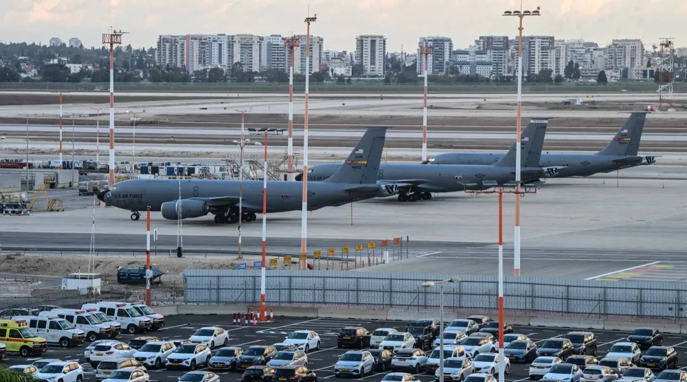 طائرات تزويد بالوقود تابعة للقوات الجوية الأميركية مصطفة في مطار بن غوريون الدولي الثلاثاء (رويترز)