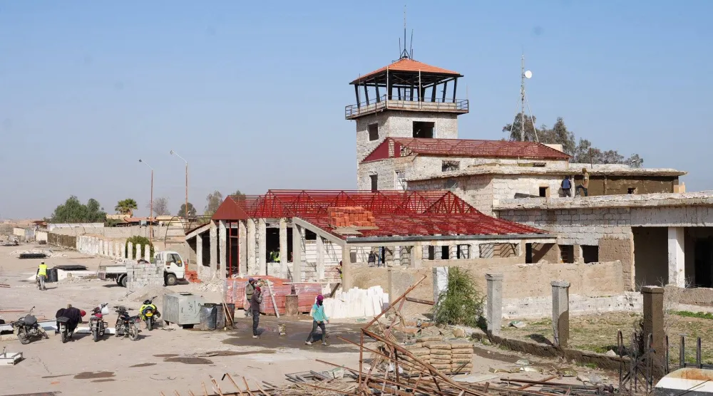 الورشات الفنية والهندسية تواصل تنفيذ مشروع تأهيل مطار دير الزور المدني (الهيئة العامة للطيران المدني السوري)

 