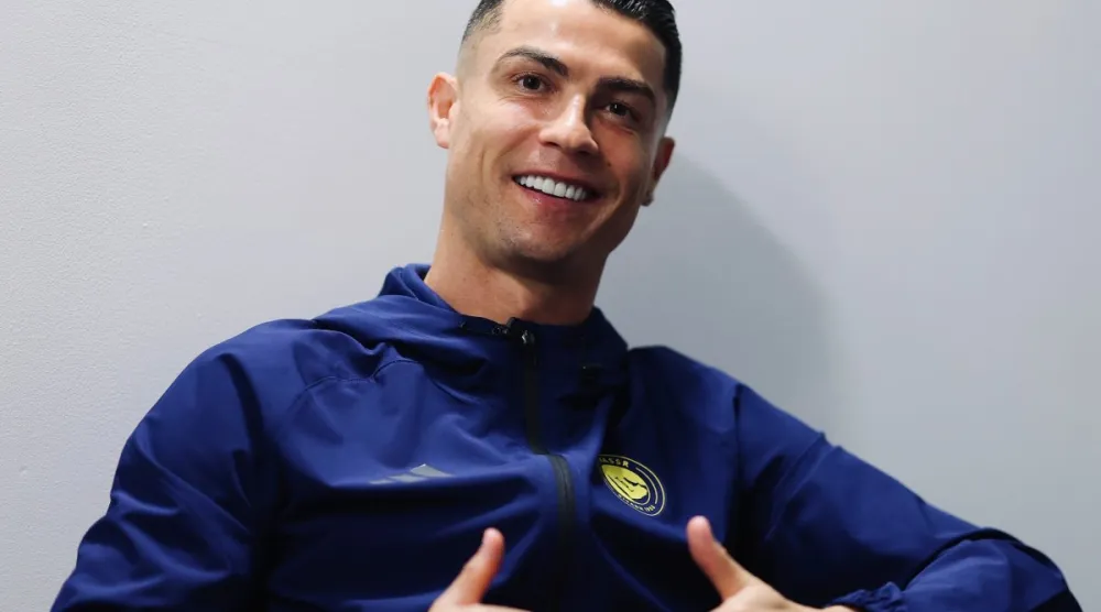 رونالدو خلال وجوده في مطار الرياض برفقة البعثة النصراوية (موقع النادي)