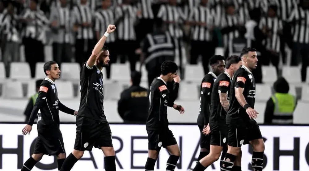 كاراسكو يحتفل بعد الجزائية ويبدو المهاجم عبد الرزاق حمد الله (موقع النادي)