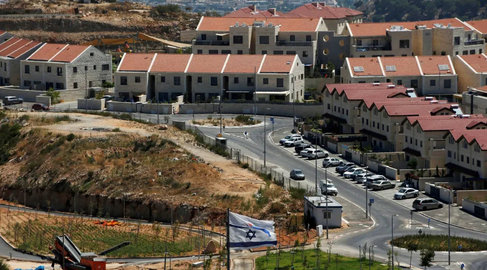 العلم الإسرائيلي يظهر في مستوطنة إفرات بالضفة الغربية (رويترز)