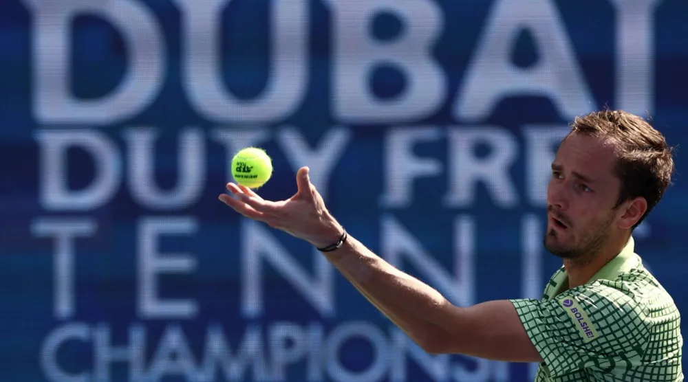 الروسي دانييل مدفيديف يتألق في دبي (رويترز)