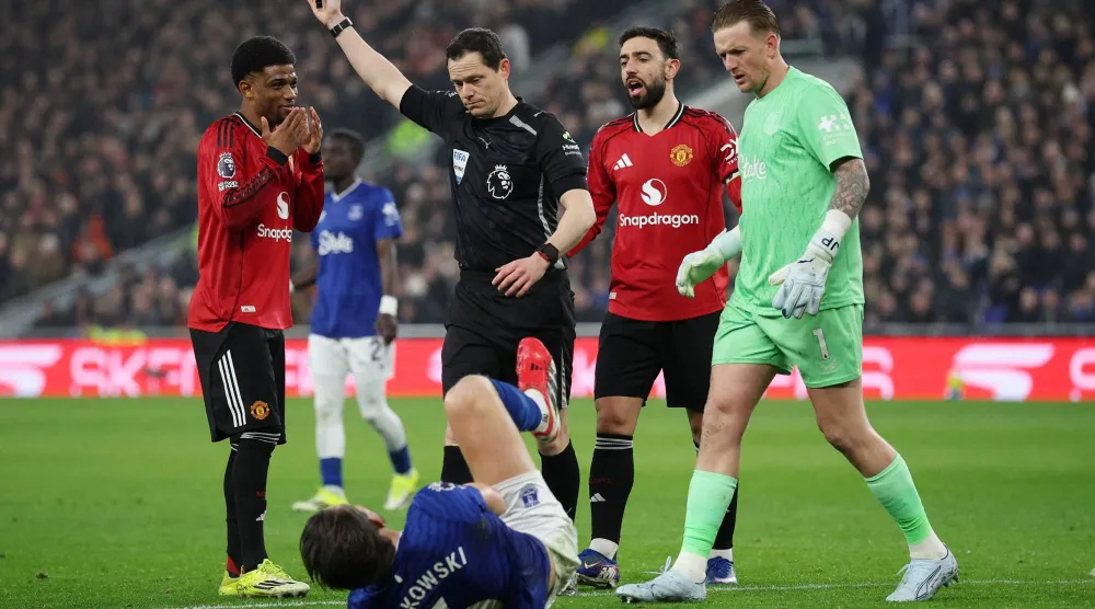 «فيفا» يدرس إجراءات لمنع إهدار الوقت في الإصابات (رويترز) 