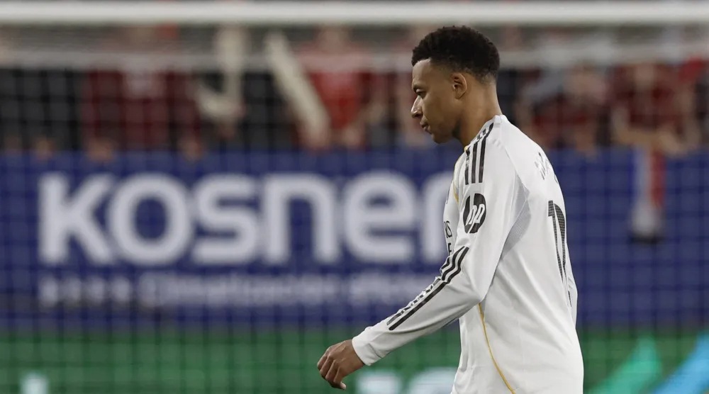 النجم الفرنسي كيليان مبابي لن يخوض لقاء بنفيكا (رويترز)