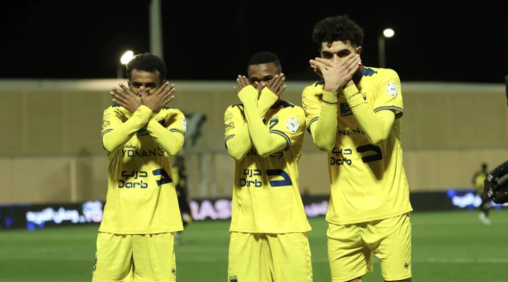 لاعبو الحزم يحتفلون بهدف التعادل (تصوير: عبد العزيز النومان) 