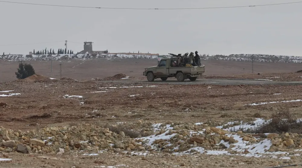 Suriye yetkililerine bağlı bir güç, Rakka vilayetinde, 24 Ocak 2026 (AP)