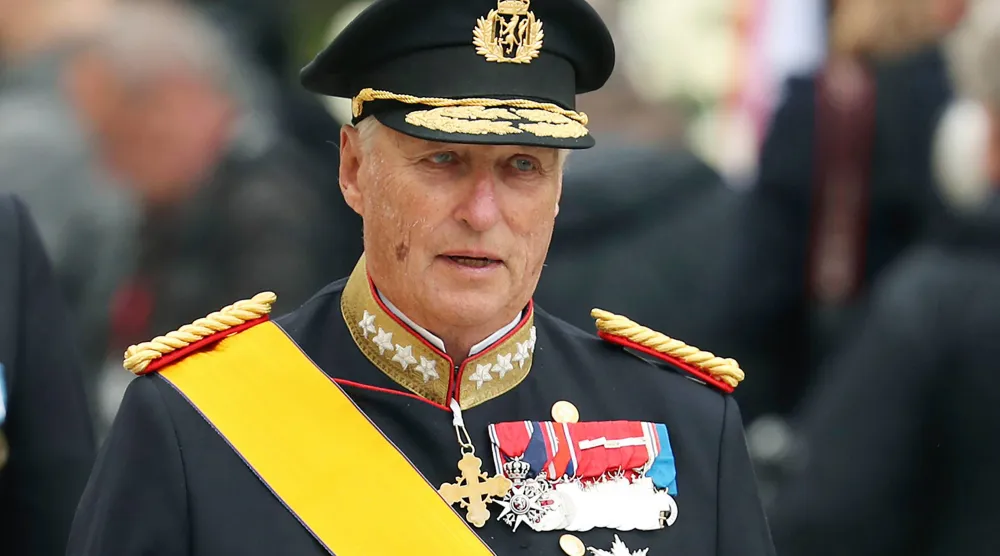 الملك هارالد الخامس ملك النرويج يغادر كاتدرائية نوتردام بعد حضوره جنازة في لوكسمبورغ 4 مايو 2019 (أ.ب)