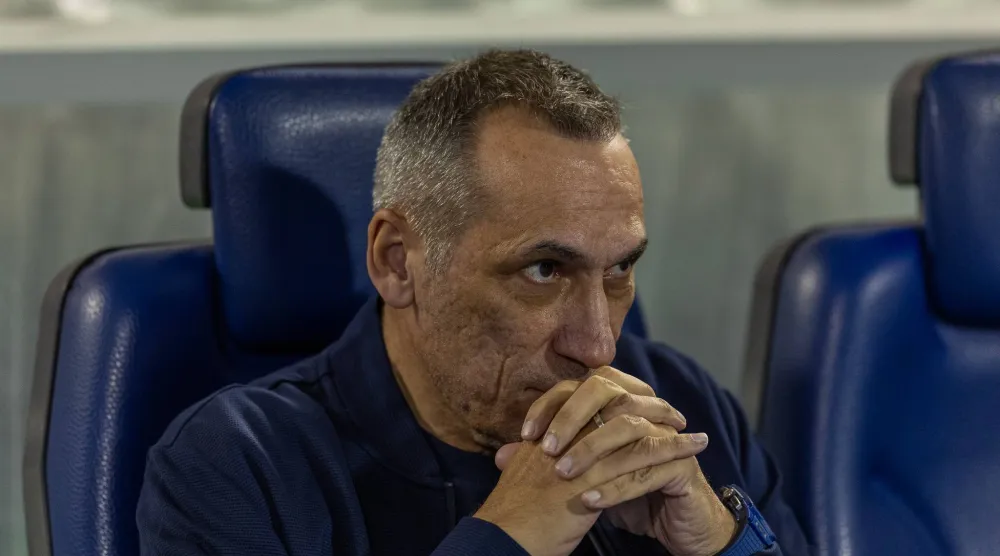 دونيس غاضب من خسارة فريقه أمام الخلود (تصوير: عيسى الدبيسي)