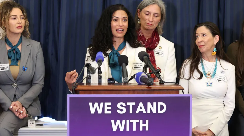 ليزا فيليبس إحدى ضحايا إبستين خلال إلقائها كلمتها (أ.ف.ب)