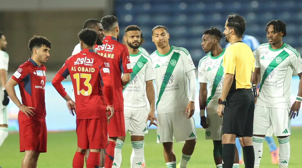 حالات جدلية شهدتها مباراة الأهلي أمام ضمك (تصوير: عدنان مهدلي)