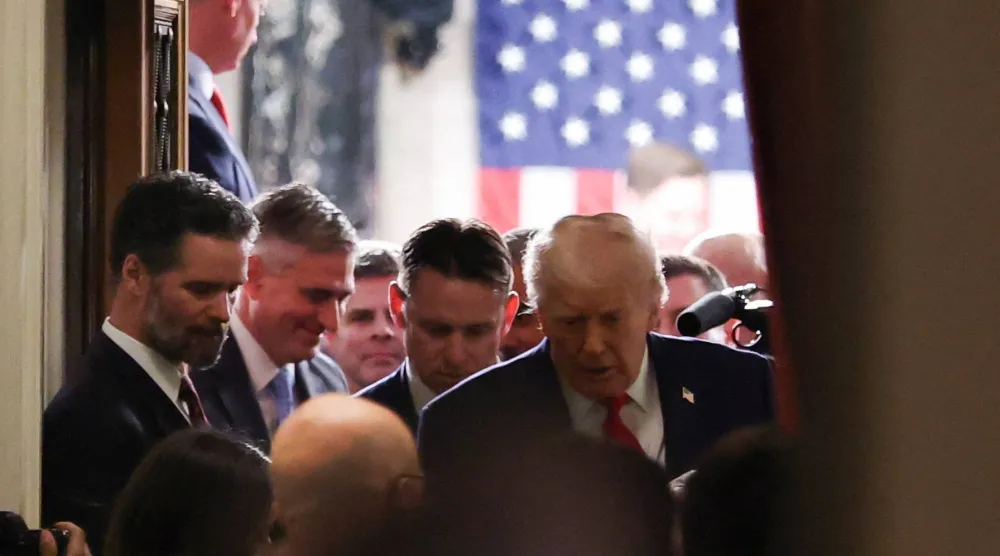 الرئيس الأميركي دونالد ترمب لدى مغادرته قاعة الكونغرس عقب إدلائه بخطابه (رويترز)