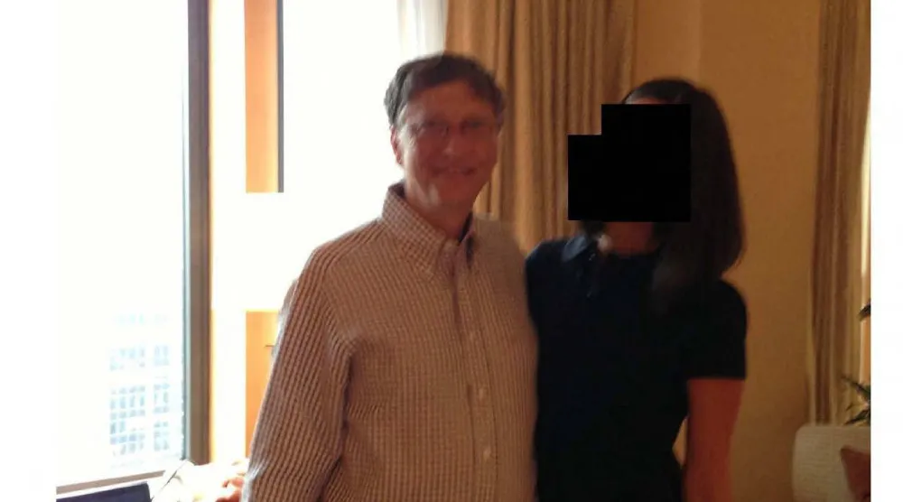 صورة من تركة جيفري إبستين لمؤسس شركة مايكروسوفت بيل غيتس وهو يقف مع امرأة تم إخفاء وجهها (ا.ف.ب)