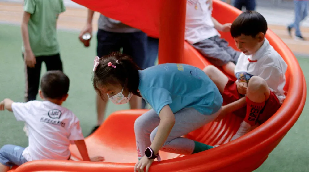 أطفال في ملعب داخل مجمع تجاري بشنغهاي في الصين (أرشيفية - رويترز)