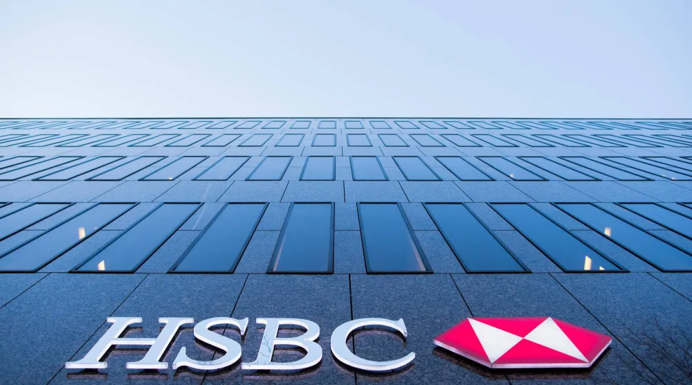 يظهر شعار بنك «إتش إس بي سي» على واجهة أحد فروع البنك في دوسلدورف (د.ب.أ)
