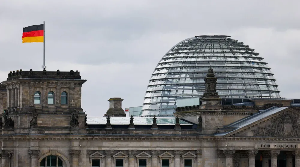 العلم الألماني يرفرف أمام مبنى الرايخستاغ (رويترز)