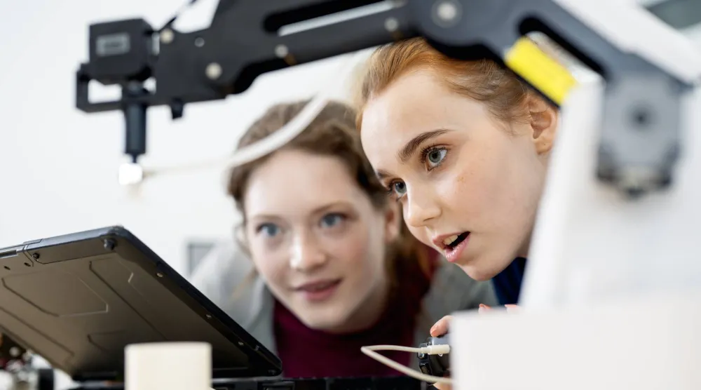 الأدوات الذكية تدخل المدارس