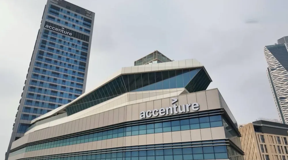 «أكسنتشر» تسرّع جهود إعادة الابتكار المدفوعة بالذكاء الاصطناعي في السعودية