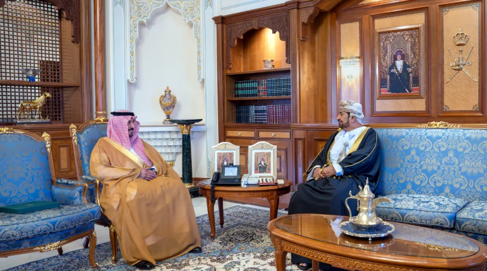 خالد بن هلال بن سعود البوسعيدي وزير ديوان البلاط السلطاني يتسلم رسالة خادم الحرمين من سفير السعودية لدى سلطنة عمان (العمانية)