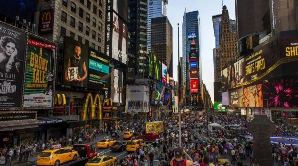 زحام كالمعتاد بشارع التايم سكوير في نيويورك (إكس)