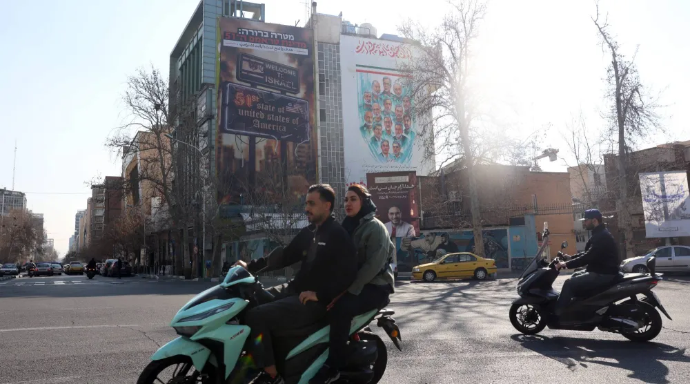  لوحة دعائية معادية لإسرائيل والولايات المتحدة كتب عليها: "الهدف التالي واضح، إسرائيل المكونة من 51 ولاية التي يريدها ترمب"، وسط طهران الأربعاء(إ.ب.أ)