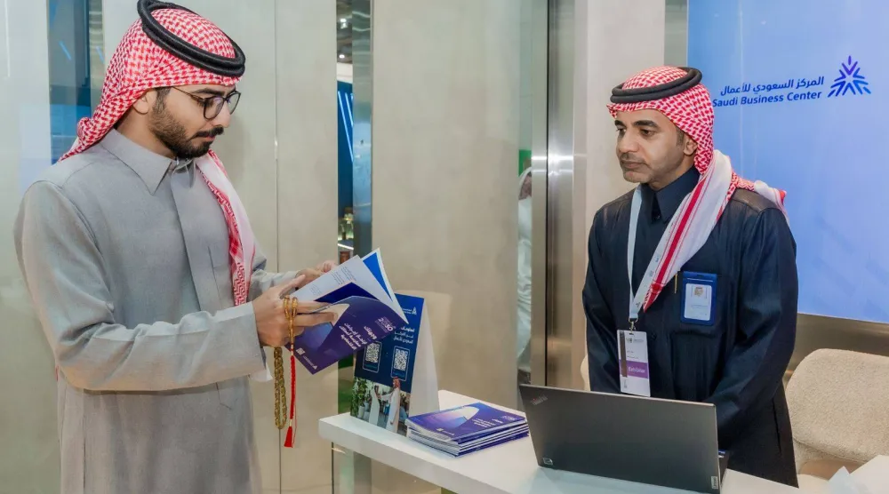 أحد المستفيدين يطلع على كتيب خاص بالمركز السعودي للأعمال (الشرق الأوسط)