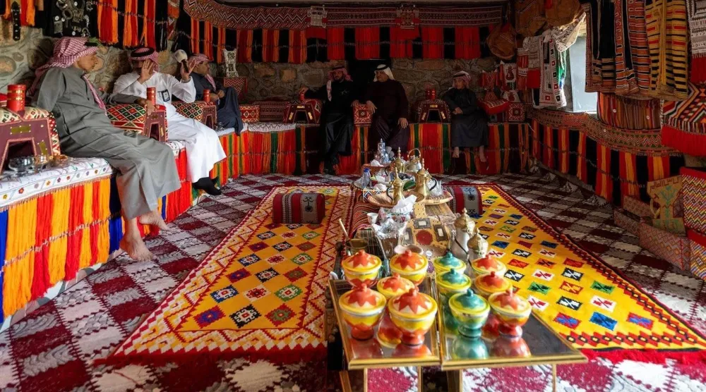 يحل رمضان في كل عام ليضاعف من قيم الترابط الاجتماعي ويعزز من تواصل الأفراد والعائلات (واس)