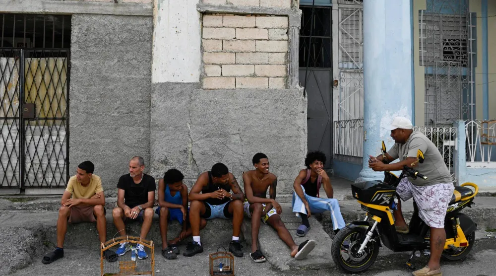 يواجه الشباب الكوبي تحديات اقتصادية كبيرة فاقمتها العقوبات الأميركية (رويترز)