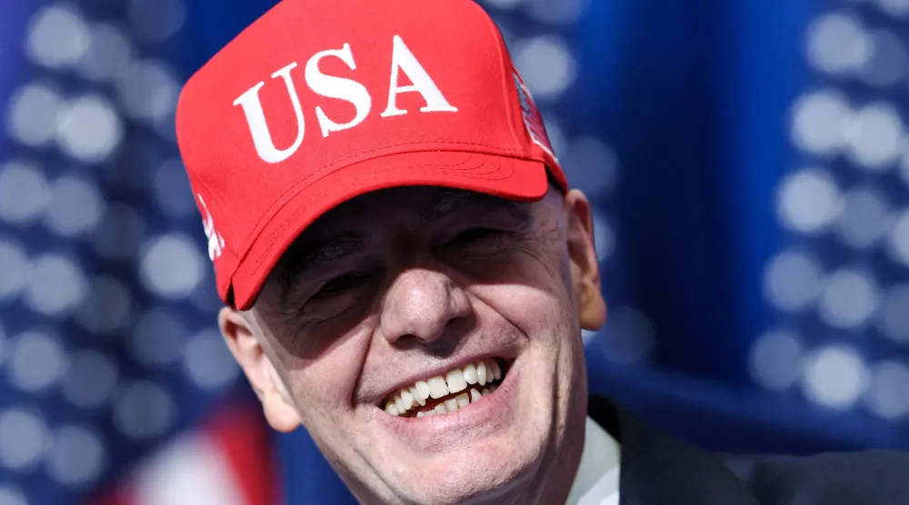 جياني إنفانتينو يرتدي قبعة كُتب عليها الولايات المتحدة في أثناء حضوره الاجتماع الافتتاحي لمجلس السلام (رويترز)