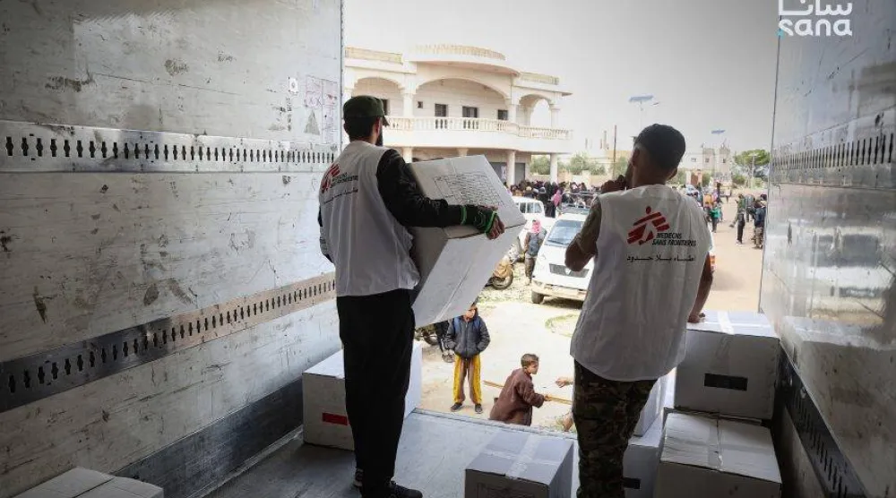 توزيع مساعدات إنسانية لنحو 800 عائلة من الوافدين في عدة قرى بريف السويداء الثلاثاء (سانا)