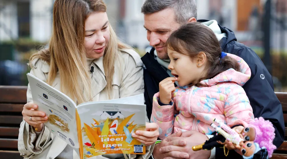 كلما زاد تعرض الطفل للكتب زادت فرص نمو مفرداته وفهمه (رويترز)