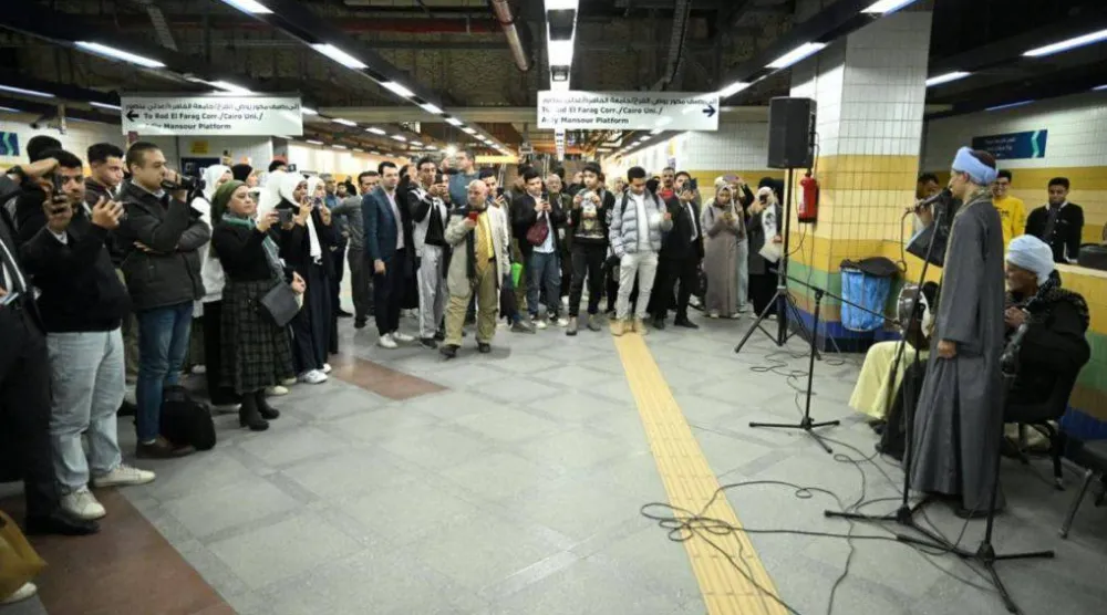 الجمهور يتحلق حول راوي السيرة الهلالية بالمترو (وزارة الثقافة)