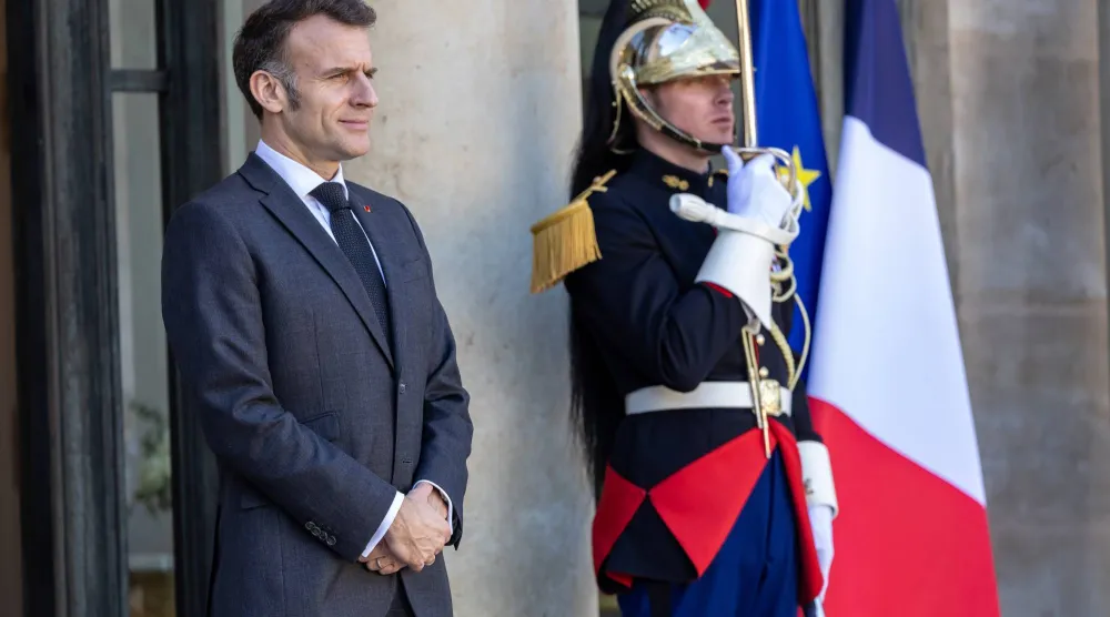 الرئيس الفرنسي إيمانويل ماكرون خلال استقبال بقصر الإليزيه في باريس 25 فبراير 2026 (إ.ب.أ)
