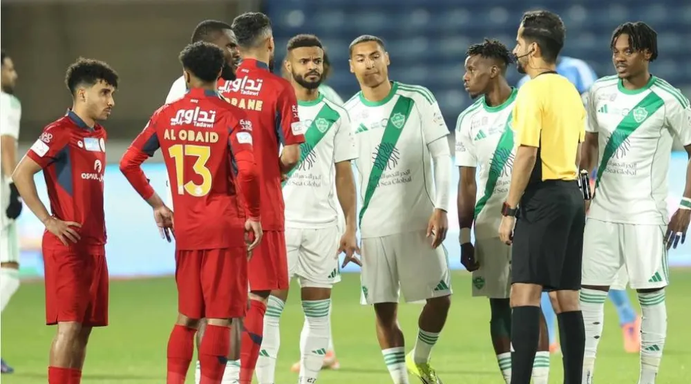 جانب من مباراة ضمك والأهلي التي أثارت الرأي العام على صعيد تقنية التسلل (عدنان مهدلي)