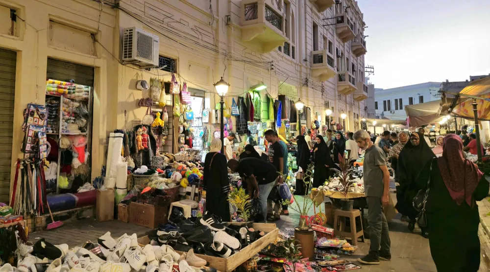 بسبب ارتفاع سعر الدولار وجد الليبيون أنفسهم في مواجهة مباشرة مع موجة غلاء جديدة تنذر بمزيد من الضغوط المعيشية (أ.ف.ب)