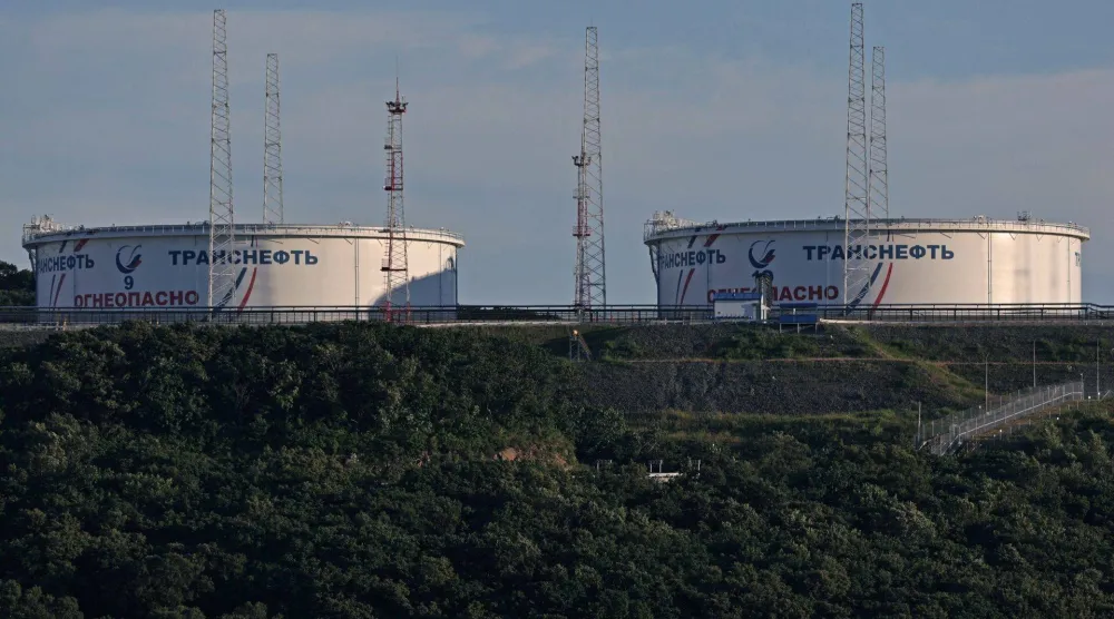 خزانات نفط في خليج ناخودكا بالقرب من مدينة ناخودكا الروسية (رويترز)