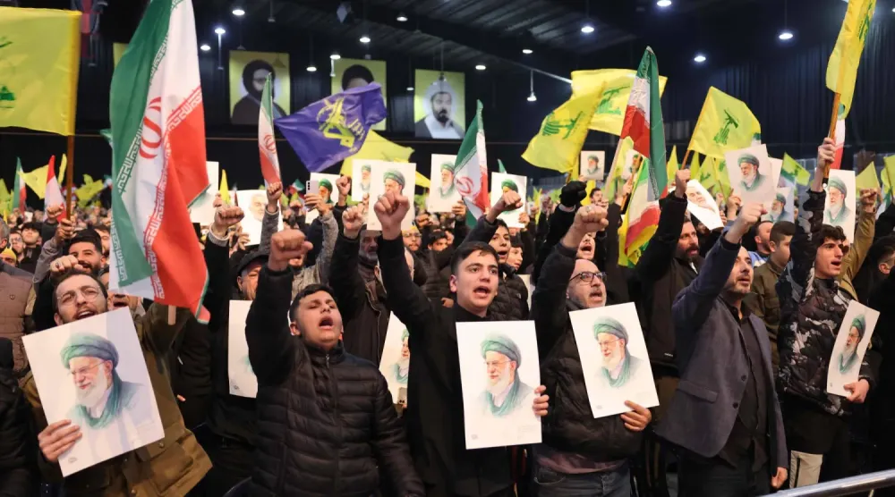 Hizbullah destekçileri, 26 Ocak'ta Beyrut'un güney banliyölerinde İran'la dayanışmalarını göstermek için düzenlenen mitingde, (AFP)