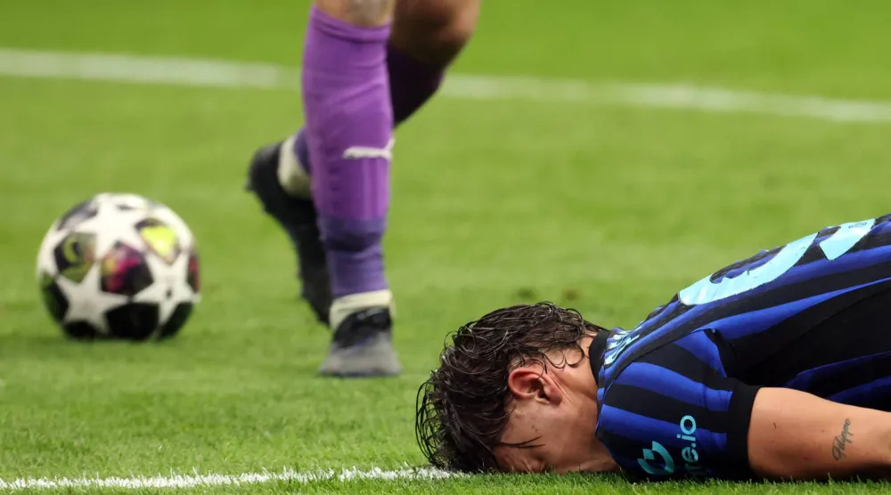 اللاعب بيو إسبوزيتو من إنتر ميلان يتفاعل خلال مباراة إياب ملحق «دوري أبطال أوروبا» أمام بودو غليمت (إ.ب.أ)
