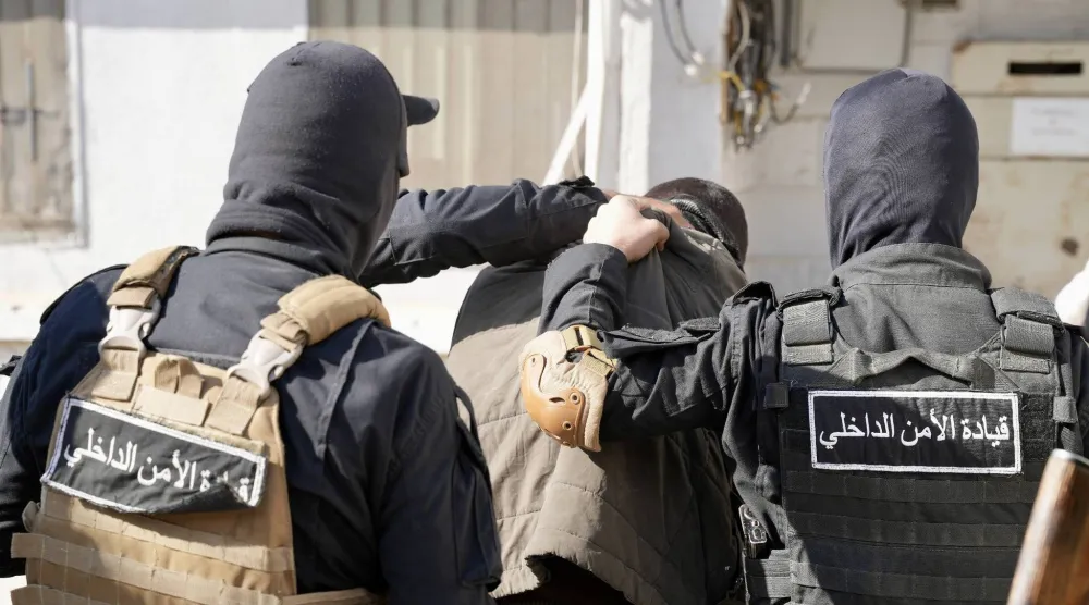 القبض على متهم بالانتماء لتنظيم «داعش» في عملية أمنية في دير الزور (وزارة الداخلية)