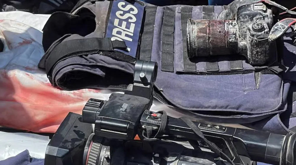 سترات واقية من الرصاص وكاميرات على جثث صحافيين قُتلوا في غزة (رويترز)
