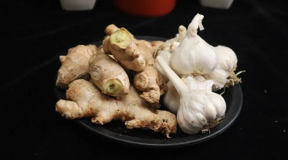 الثوم يحتوي على كميات أكبر من بعض الفيتامينات والمعادن مقارنةً بالزنجبيل (بيكسباي)