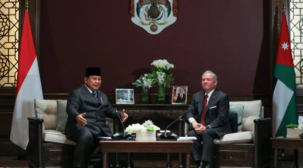 العاهل الأردني الملك عبد الله الثاني يستقبل الرئيس الإندونيسي برابوو سوبيانتو في عمّان 25 فبراير 2026 (رويترز)