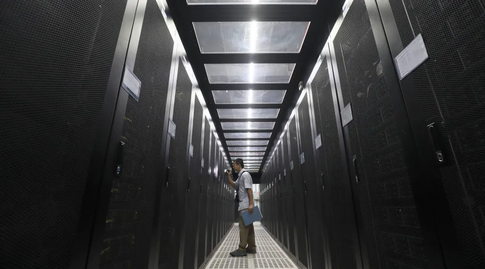 السعودية تنتقل من تبنّي الذكاء الاصطناعي إلى بناء بنية تحتية سيادية واسعة النطاق تصل لغيغاواط بحلول 2030 (غيتي)