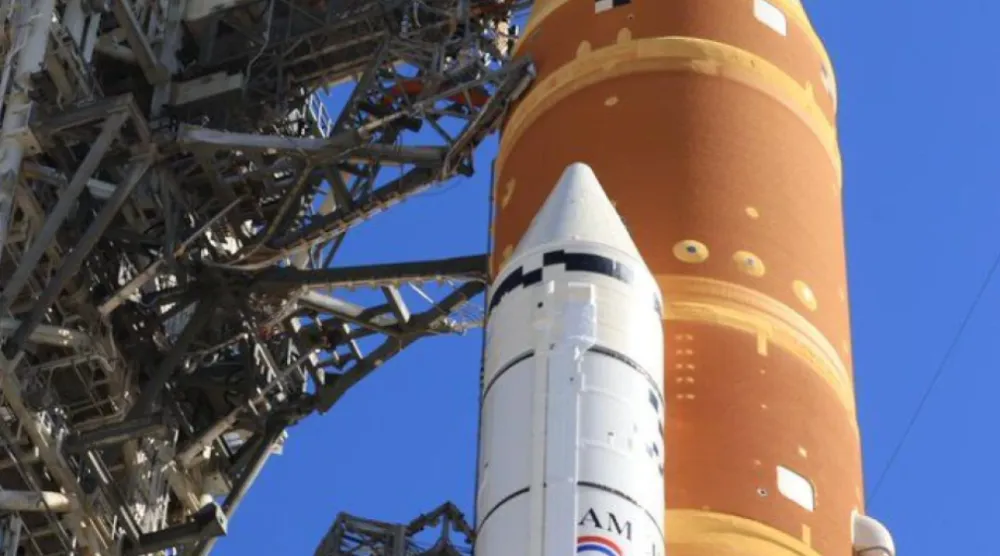 Esta imagen proporcionada por la NASA muestra el cohete lunar de la NASA en la plataforma del Centro Espacial Kennedy en Florida el jueves 19 de febrero de 2026. (NASA vía AP)

