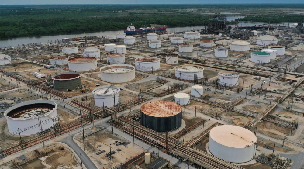 صهاريج تخزين في مصفاة بومونت لتكرير النفط في بومونت بولاية تكساس الأميركية (رويترز)