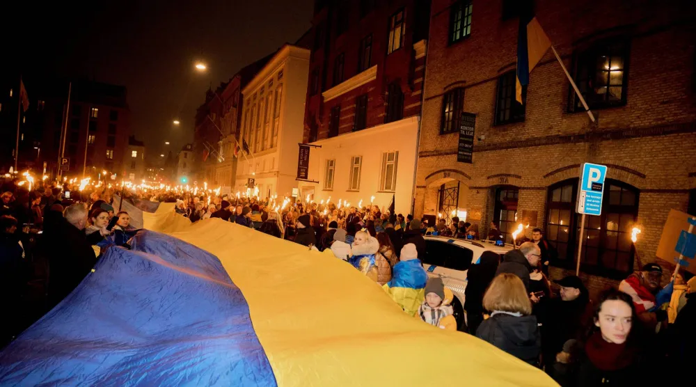 أوكرانيا تعمل على ​وضع شبكات مضادة للطائرات المسيَّرة فوق الطرق بالمناطق الأمامية (أ.ب)