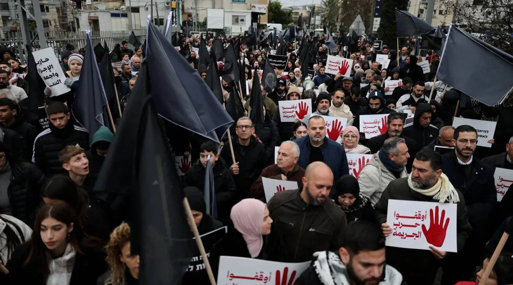مواطنون عرب محتجون على انتشار الجريمة بالبلدات العربية خلال مظاهرة في سخنين شمال إسرائيل يناير 2026 (رويترز)