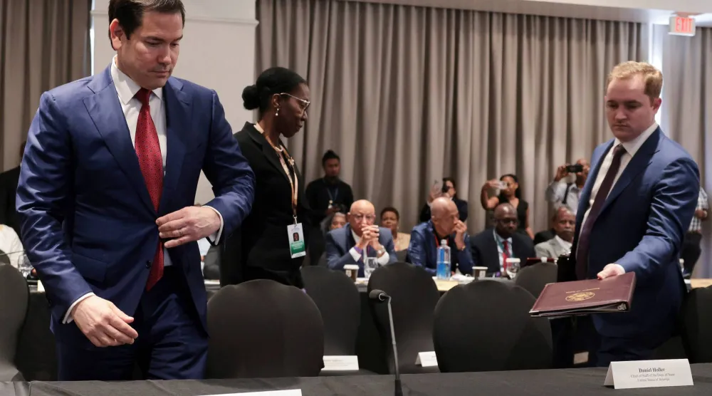 روبيو لدى وصوله للمشاركة في قمة «كاريكوم» يوم 25 فبراير 2026 (رويترز)