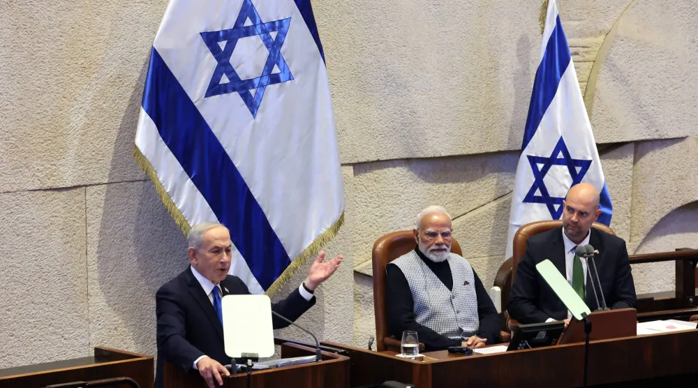 رئيس الوزراء الهندي يستمع إلى رئيس الوزراء الإسرائيلي خلال جلسة استثنائية لـ«الكنيست» الأربعاء (إ.ب.أ)