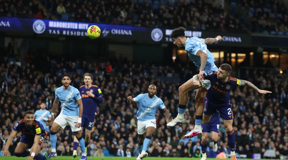 رأسية أورايلي في طريقها لمعانقة شباك نيوكاسل  (رويترز)